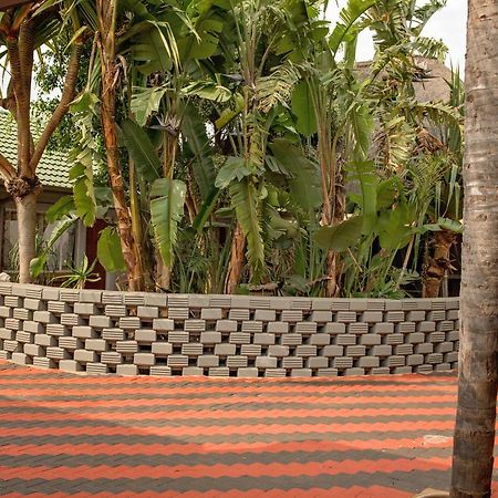 Savannah Guest House โพเลอกวาเน ภายนอก รูปภาพ