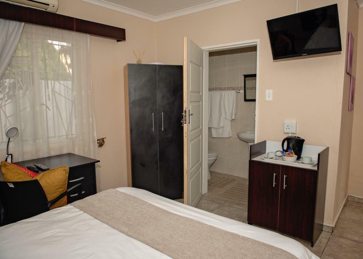 Savannah Guest House โพเลอกวาเน ภายนอก รูปภาพ