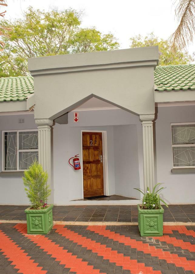 Savannah Guest House โพเลอกวาเน ภายนอก รูปภาพ
